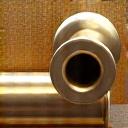 황동 특유의 따뜻한 광택을 보여주는 황동 파이프 섹션